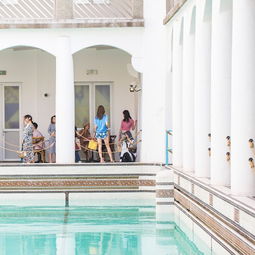 魔都潮人轉(zhuǎn)場(chǎng)游泳池,擠在岸上不 下 水