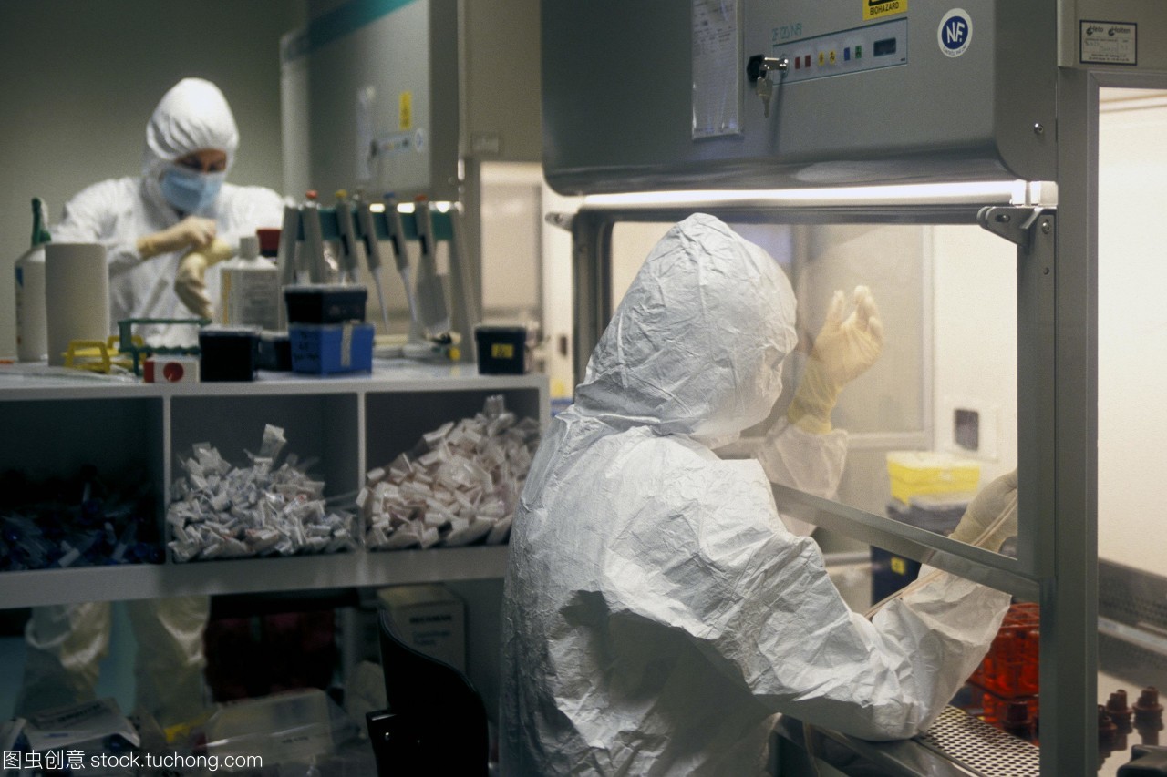 基因治療的研究。防護服處理HIV病毒樣本的研究人員在一個3級生物安全實驗室。HIV人類免疫缺陷病毒是病毒導致艾滋病獲得性免疫缺陷綜合癥。病毒轉基因和其致病基因已經被除掉了。最終會致病的病毒基因治療人類基因所取代為了抵消一個缺陷基因有缺陷的細胞。拍攝在AFM法國肌肉萎縮癥協會法國埃夫里市。